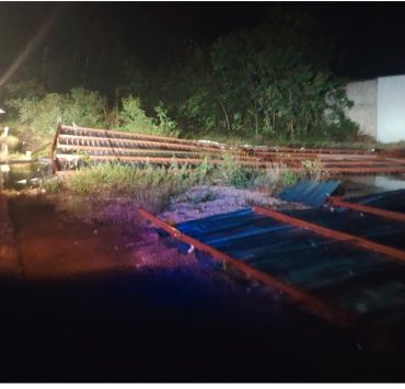 Tormenta brutal arranca techo gigante y bloquea carretera federal