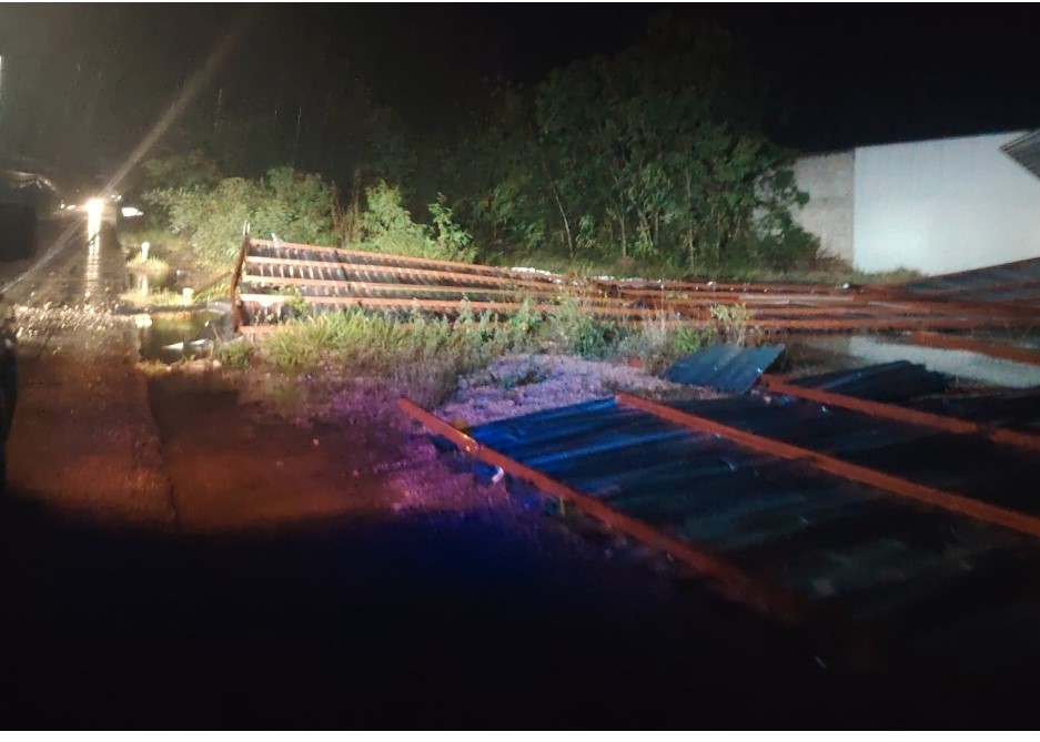 Tormenta brutal arranca techo gigante y bloquea carretera federal