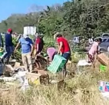 Aprovecharon el Míercoles de frutas y verduras: Automovilistas saquean camión tras volcadura tramo Xul-Ha–Bacalar