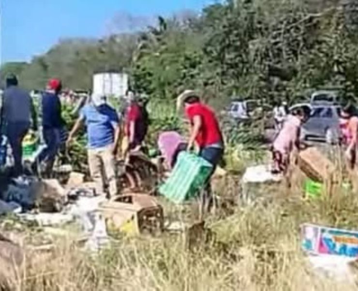 Aprovecharon el Míercoles de frutas y verduras: Automovilistas saquean camión tras volcadura tramo Xul-Ha–Bacalar