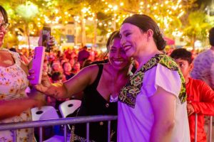 Tila María Sesto puso el ambiente y las risas durante el gran festejo dedicado a las madres de familia en Tulum.