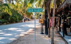 Habitantes denuncian que parque mató turismo en Tulum, luego de que el INAH reportara una caída del 33% en visitantes durante 2026.