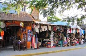 Comerciantes y ciudadanos de Tulum exigen redefinir su modelo turístico tras asegurar que las nuevas restricciones afectaron gravemente la economía local.