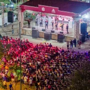 Madres son reconocidas en gran festejo con rifas y sorpresas