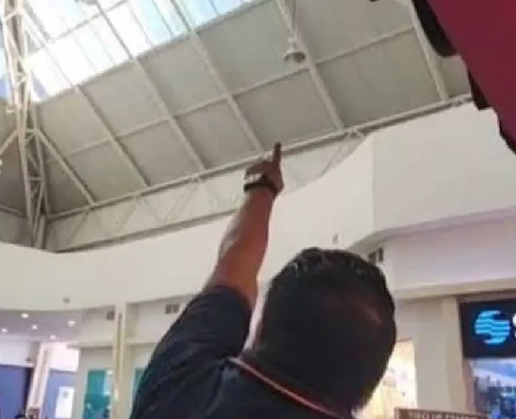 Aparece grieta en techo de Plaza las Américas de Cancún