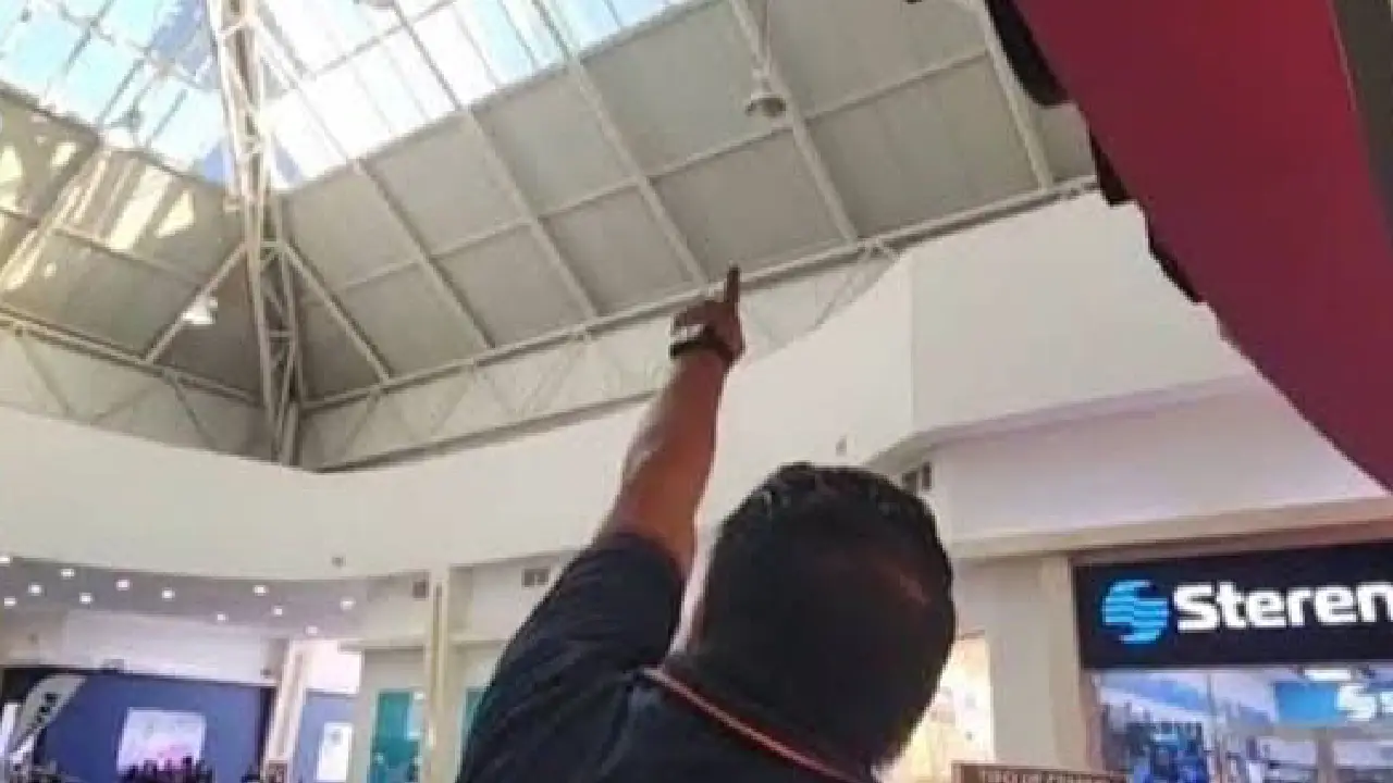 Aparece grieta en techo de Plaza las Américas de Cancún
