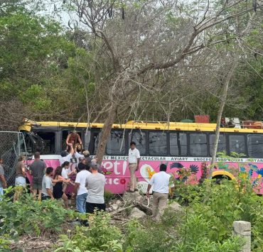 Camión de Xcaret con turistas sufre fuerte accidente en carretera