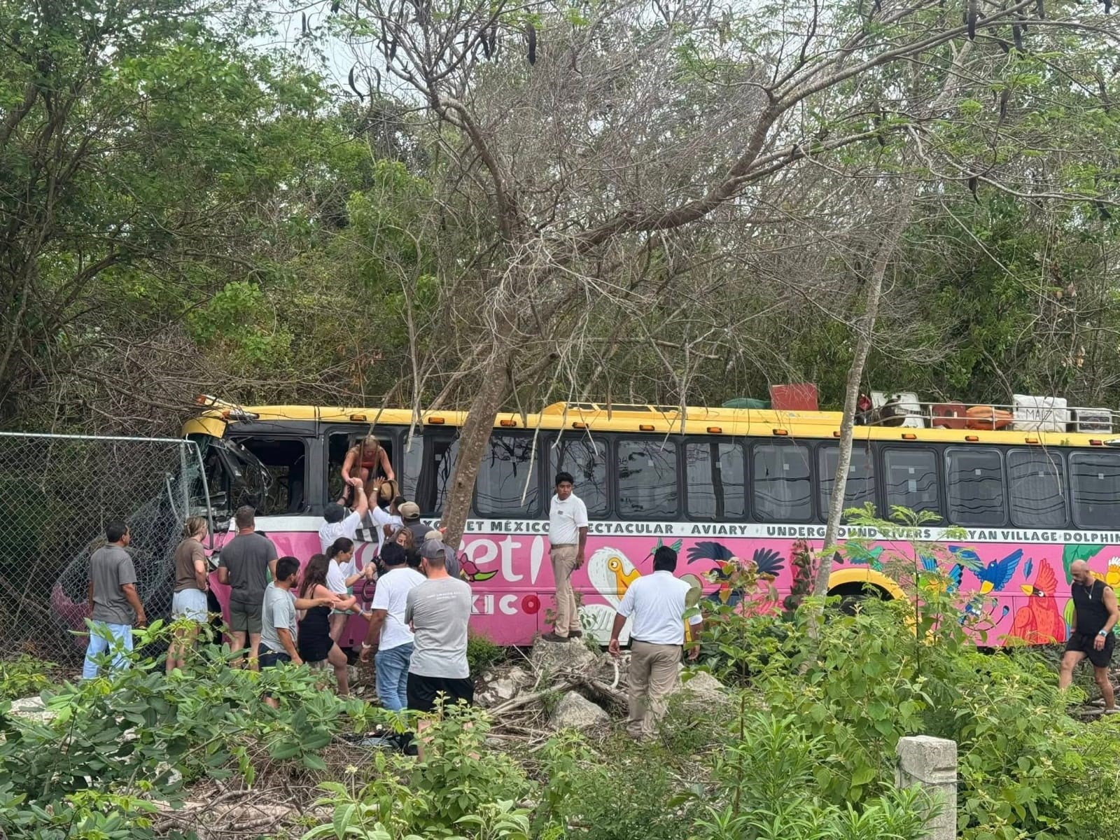 Camión de Xcaret con turistas sufre fuerte accidente en carretera