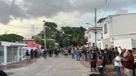 La difusión de imágenes donde una supuesta ciudadana cubana incendia una bandera mexicana ha generado indignación y reavivado el debate sobre la convivencia entre extranjeros y locales en Cancún.