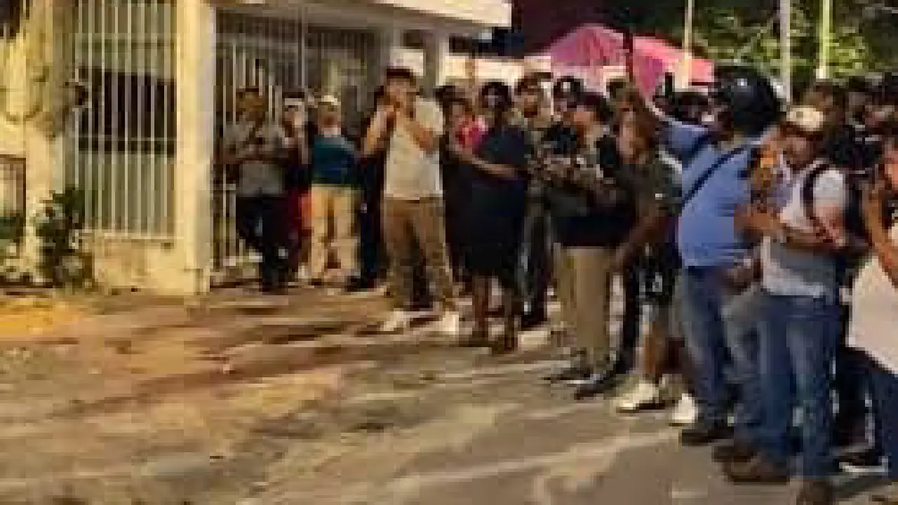 Mexicanos vs cubanos en Cancún La quema de una bandera mexicana desata indignación