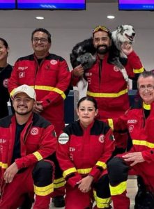 : Munek forma parte de una brigada especializada para rescatar víctimas venezolanas, demostrando el valor de los binomios caninos en situaciones de emergencia.