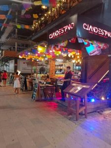 La Quinta Avenida de Playa del Carmen registró una inusual baja afluencia de visitantes durante la noche, reflejando la preocupación por la crisis turística que comienza a afectar al destino.
