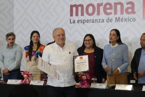 Rafael Marín formalizó su registro como aspirante a la Coordinación Estatal de la Defensa de la Transformación y la Soberanía de Quintana Roo, acompañado por militantes y simpatizantes durante un emotivo evento celebrado en el World Trade Center.
