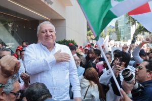 Entre muestras de apoyo y mensajes de unidad, simpatizantes acompañaron a Rafael Marín durante su registro, destacando su trayectoria de más de 40 años dentro del movimiento y su compromiso con Quintana Roo.