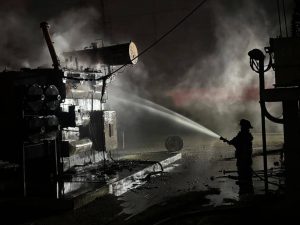 Elementos del Heroico Cuerpo de Bomberos controlaron el incendio registrado en una subestación de la CFE en Cancún, evitando mayores afectaciones y garantizando la seguridad de la población.