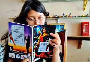 La joven Hani Kim Villacís ha encontrado inspiración en Narraciones de Arena y Pavimento, llevando algunos de sus relatos al lienzo y sumándose al universo creativo que impulsa la obra de José Luis Barrón Flores.