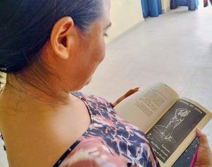 Durante su participación en La Divina Chorcha, José Luis Barrón Flores destacó la importancia de la literatura como una expresión de la cultura e invitó al público a conocer Narraciones de Arena y Pavimento, cuyo primer tiraje ya registra un 70 % de ventas.