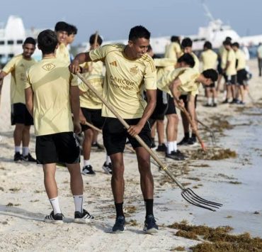 Cancún FC sorprende con jornada ambiental en Playa Langosta
