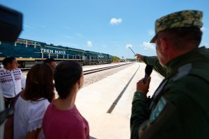 La presidenta Claudia Sheinbaum anunció la Llegada de las primeras 12 locomotoras del Tren Maya de Carga durante una supervisión en Puerto Morelos, Quintana Roo.