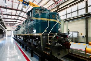 Las primeras 12 locomotoras ya participan en el traslado de materiales para la construcción del Tren Maya de Carga, cuya inauguración está prevista para 2027.