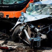 ¡Momentos de tensión! Cinco lesionados tras fuerte choque entre autobús y automóvil en Cancún