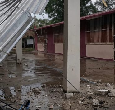 ¡Sorpresivo colapso! Torre de telecomunicaciones destruye domo escolar en Sacalaca