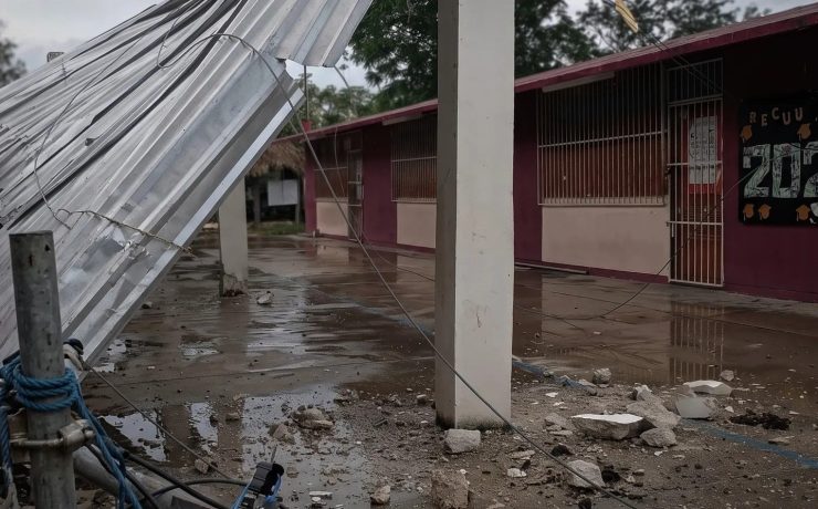 ¡Sorpresivo colapso! Torre de telecomunicaciones destruye domo escolar en Sacalaca
