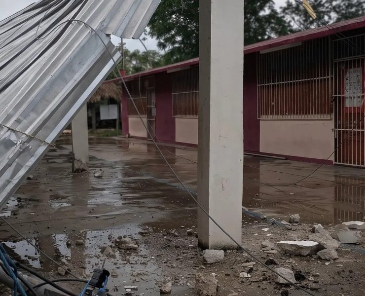 ¡Sorpresivo colapso! Torre de telecomunicaciones destruye domo escolar en Sacalaca