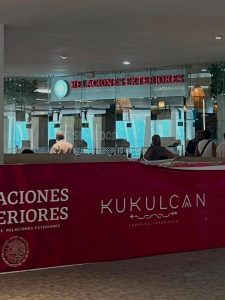 Usuarios acuden a las oficinas de pasaportes de la SRE en Plaza Kukulcán, donde una denuncia ciudadana señaló presuntas dificultades durante el trámite.