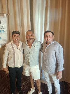 Integrantes del Club Skål Isla Mujeres-Puerto Morelos durante su octava reunión reglamentaria, donde fortalecieron alianzas y vínculos profesionales en favor del turismo del Caribe Mexicano.