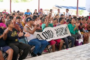 Vecinos y familias de la comunidad escuchan atentos las propuestas sobre soberanía, servicios públicos y desarrollo para la zona.