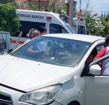 Caos en las calles: ambulancia choca con un auto y se mete a una vivienda