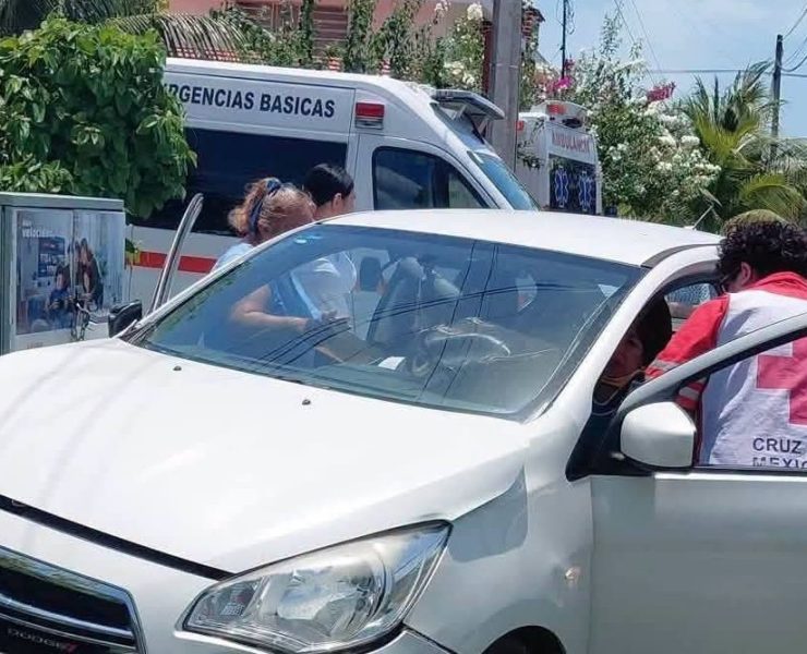 Caos en las calles: ambulancia choca con un auto y se mete a una vivienda