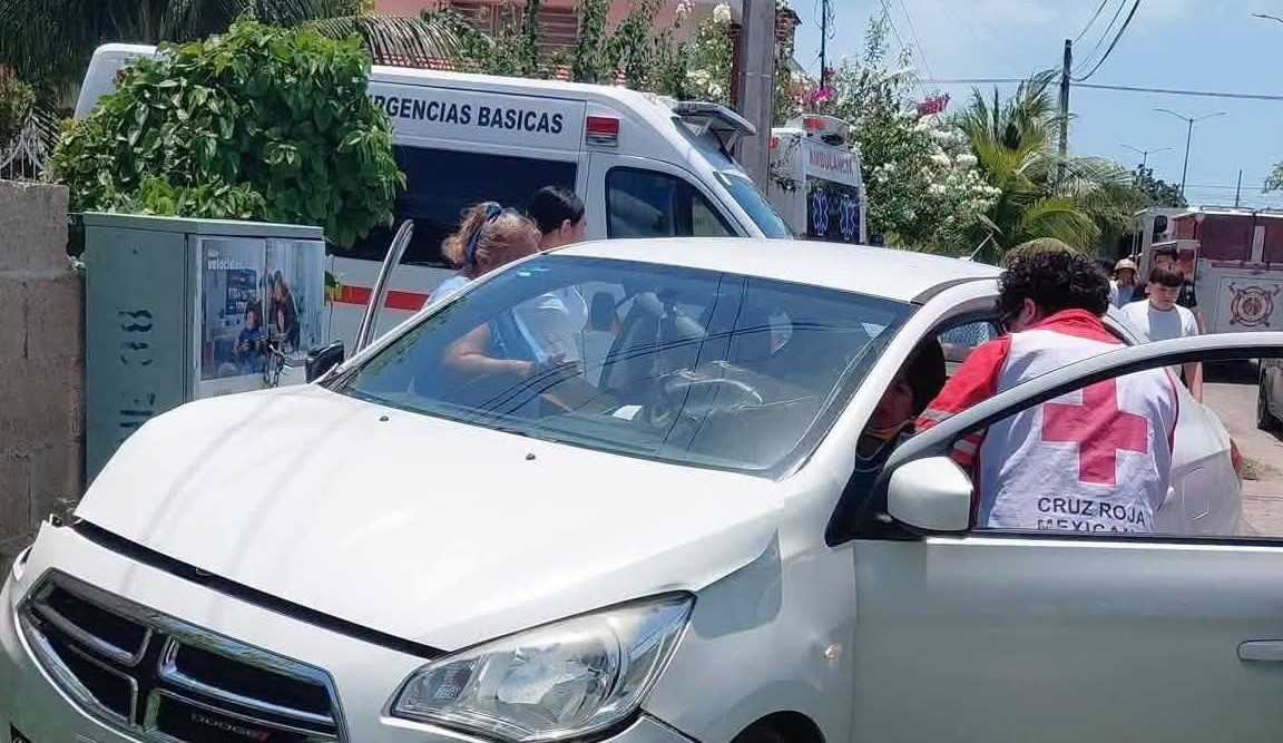 Caos en las calles: ambulancia choca con un auto y se mete a una vivienda