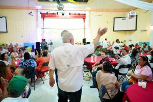 Rafa Marín escuchó las necesidades de los adultos mayores de Cancún y planteó acciones para mejorar su bienestar, movilidad y calidad de vida.