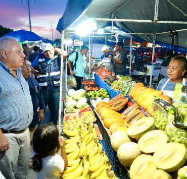 Rafa Marín convive con tianguistas de Prado Norte en Cancún