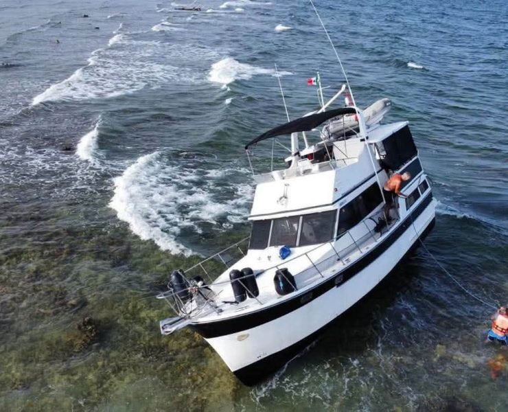 Yate encallado en arrecife de Mahahual será retirado tras falla
