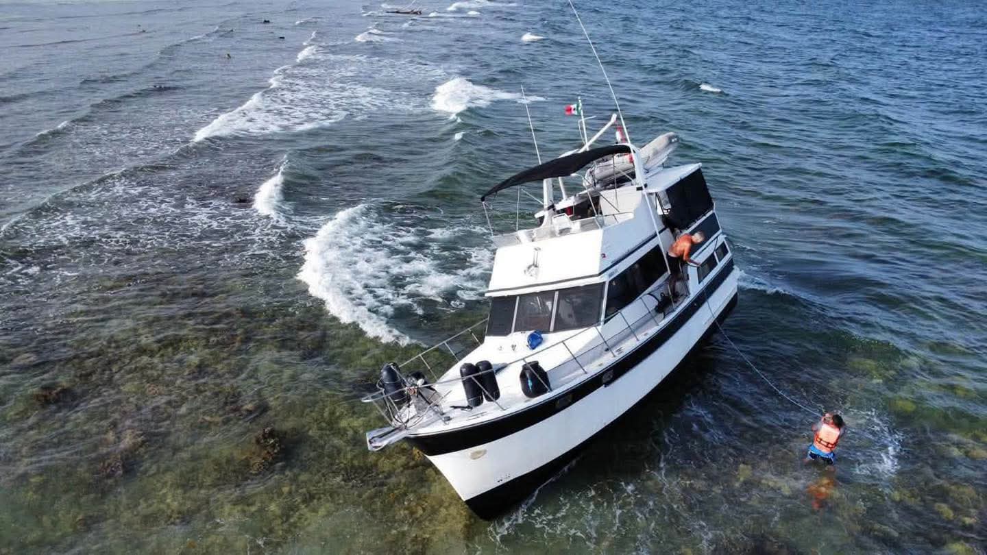 Yate encallado en arrecife de Mahahual será retirado tras falla