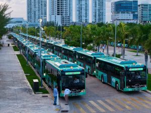 El pago electrónico en la Ruta 17 Leona Vicario de MOBI comenzará este 27 de octubre en Cancún. Las personas usuarias podrán pagar con tarjeta MOBI, código QR o tarjetas bancarias sin contacto; no se aceptará efectivo a bordo.