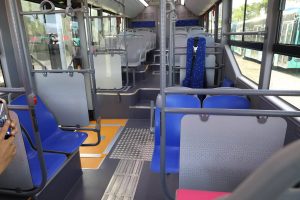 El servicio de la Ruta 17 Leona Vicario de MOBI facilita la movilidad en Cancún al conectar colonias, escuelas, comercios y puntos estratégicos de la ciudad. A partir del 27 de octubre, las personas usuarias deberán utilizar medios de pago electrónico para abordar las unidades.
