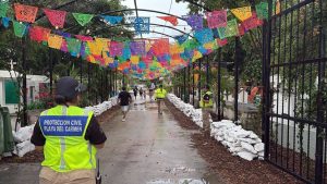 Elementos de Protección Civil y Bomberos reforzarán la vigilancia en los panteones de Playa del Carmen y Puerto Aventuras durante las celebraciones del Día de Muertos.